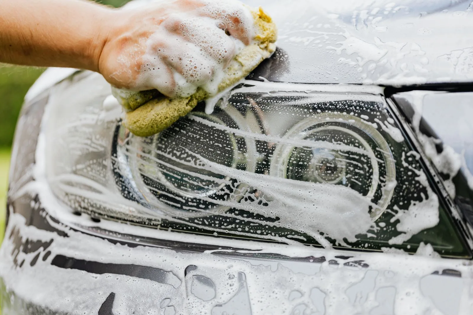 Самостоятельная полировка фары с пастой и губкой