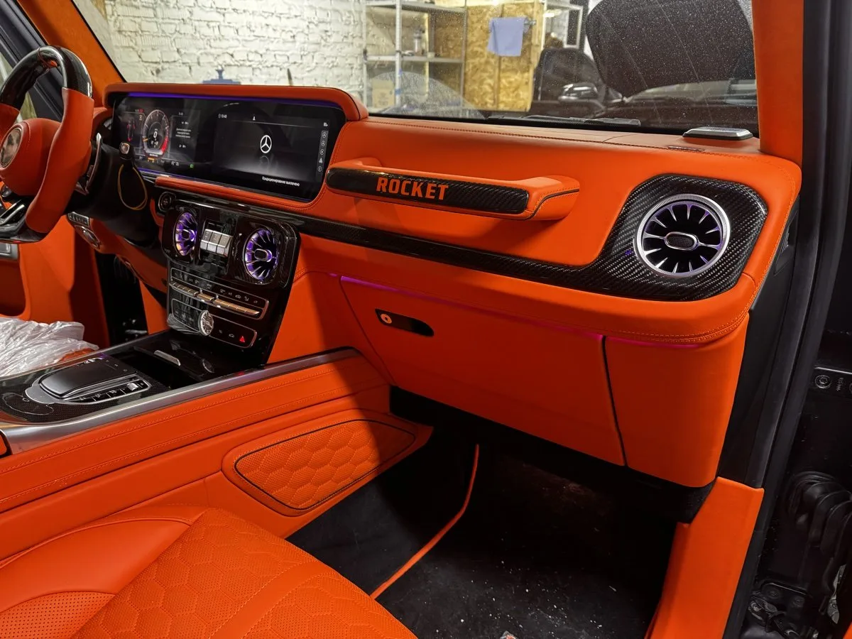 Красная подсветка салона Mercedes G-Class Brabus