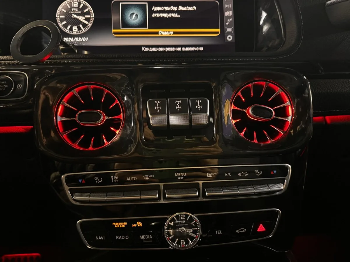 Амбиентная подсветка торпедо Mercedes G-Class — красный контур дефлекторов