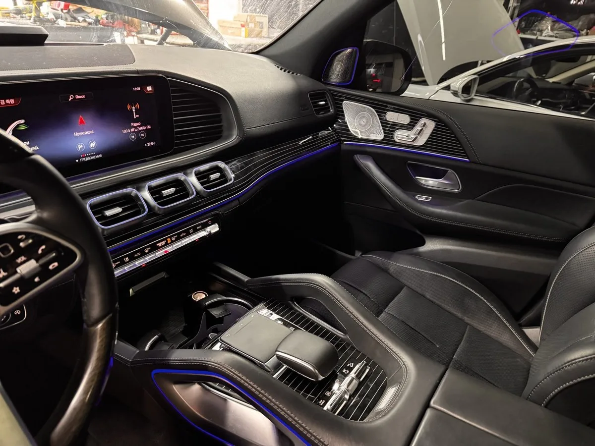 Салон Mercedes GLS с контурной подсветкой — общий вид
